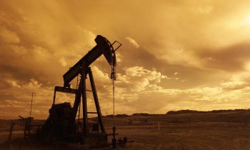 Crude Oil Falls Ahead of US Rig Count